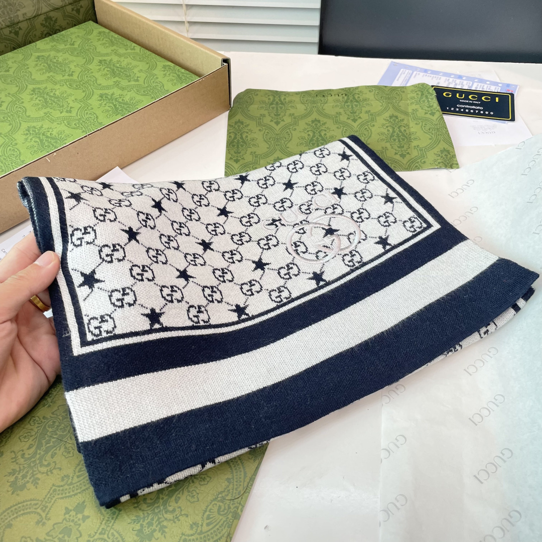 爆款上👍 G家独家牛货【GG针织蜜蜂】🐂 高端品质针织拼接围巾‼️这种精品是市场上及其少见的，GG元素针