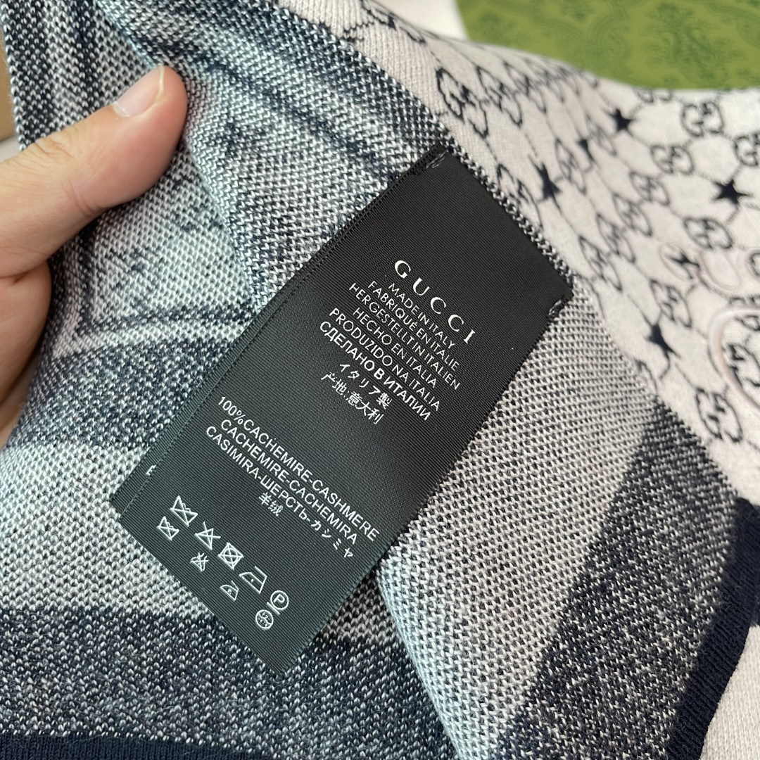 爆款上👍 G家独家牛货【GG针织蜜蜂】🐂 高端品质针织拼接围巾‼️这种精品是市场上及其少见的，GG元素针