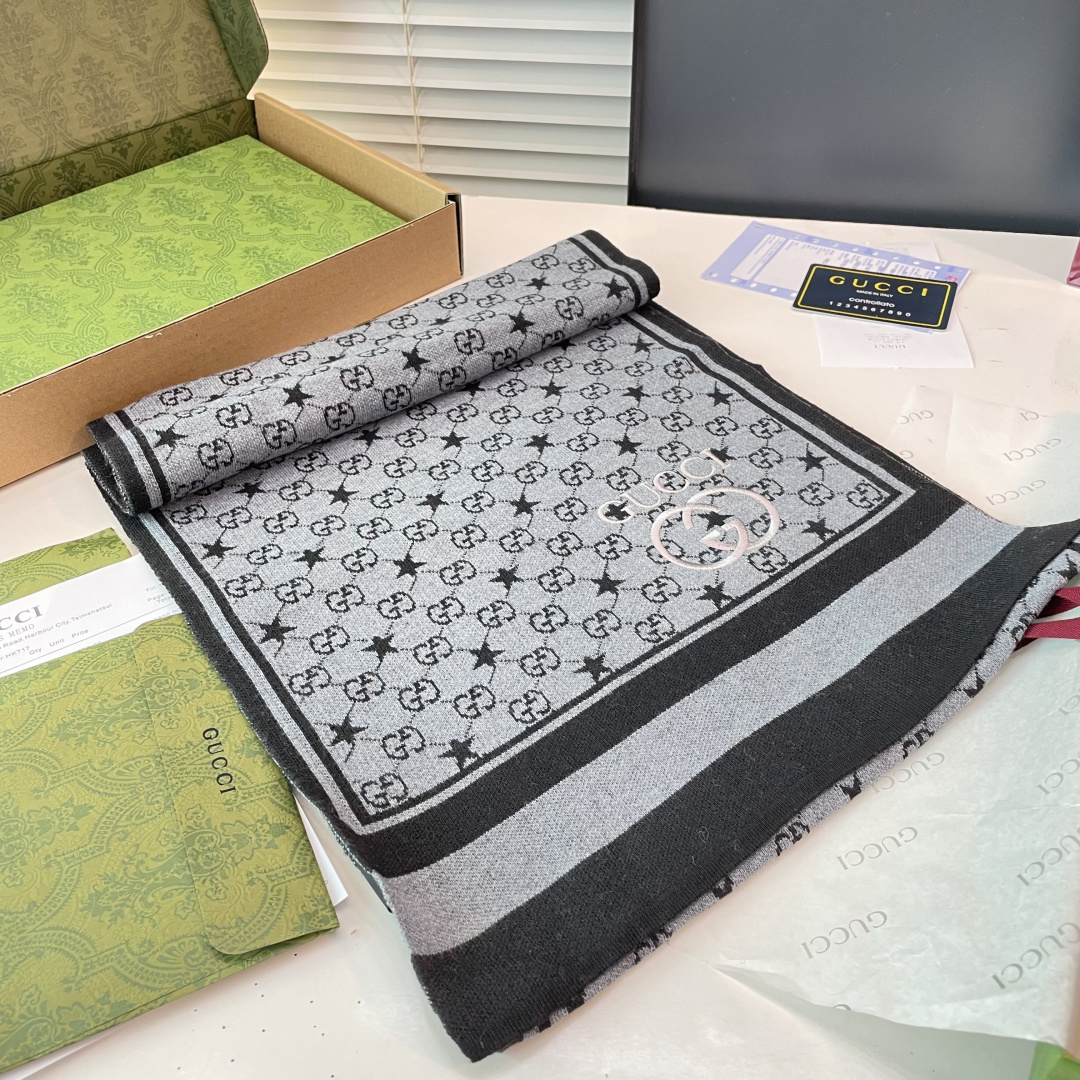 爆款上👍 G家独家牛货【GG针织蜜蜂】🐂 高端品质针织拼接围巾‼️这种精品是市场上及其少见的，GG元素针