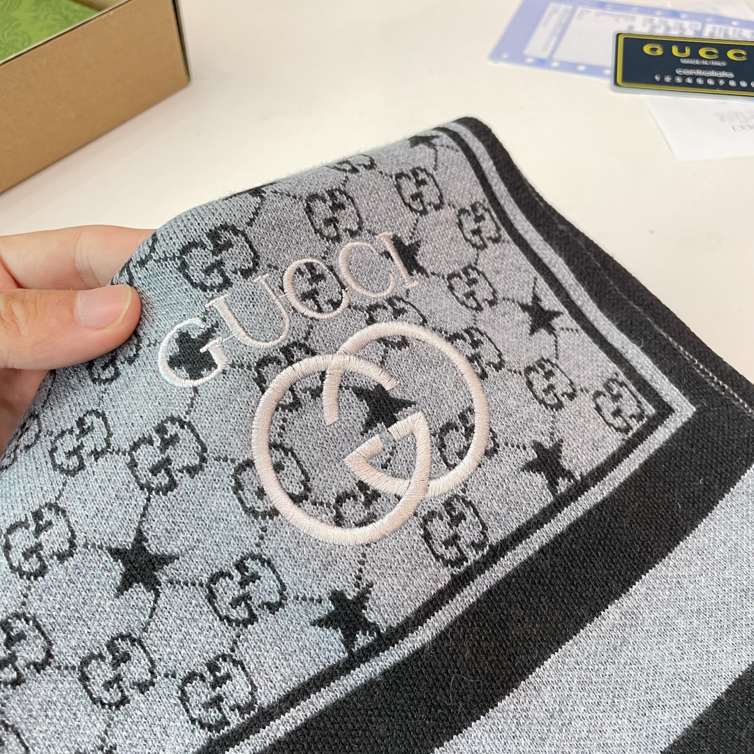 爆款上👍 G家独家牛货【GG针织蜜蜂】🐂 高端品质针织拼接围巾‼️这种精品是市场上及其少见的，GG元素针