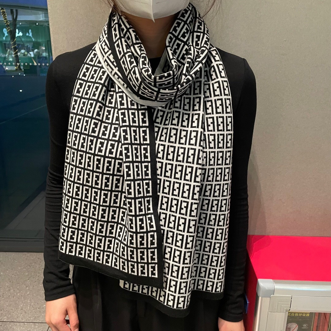 经典FF字母元素围巾，专柜也是刚上架的好玩意儿‼今年的芬迪也是起飞的架势，火的不要不要的，这款真真儿的正