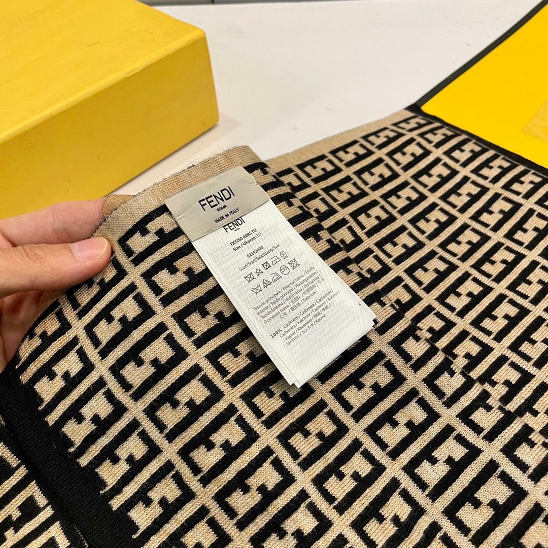 经典FF字母元素围巾，专柜也是刚上架的好玩意儿‼今年的芬迪也是起飞的架势，火的不要不要的，这款真真儿的正