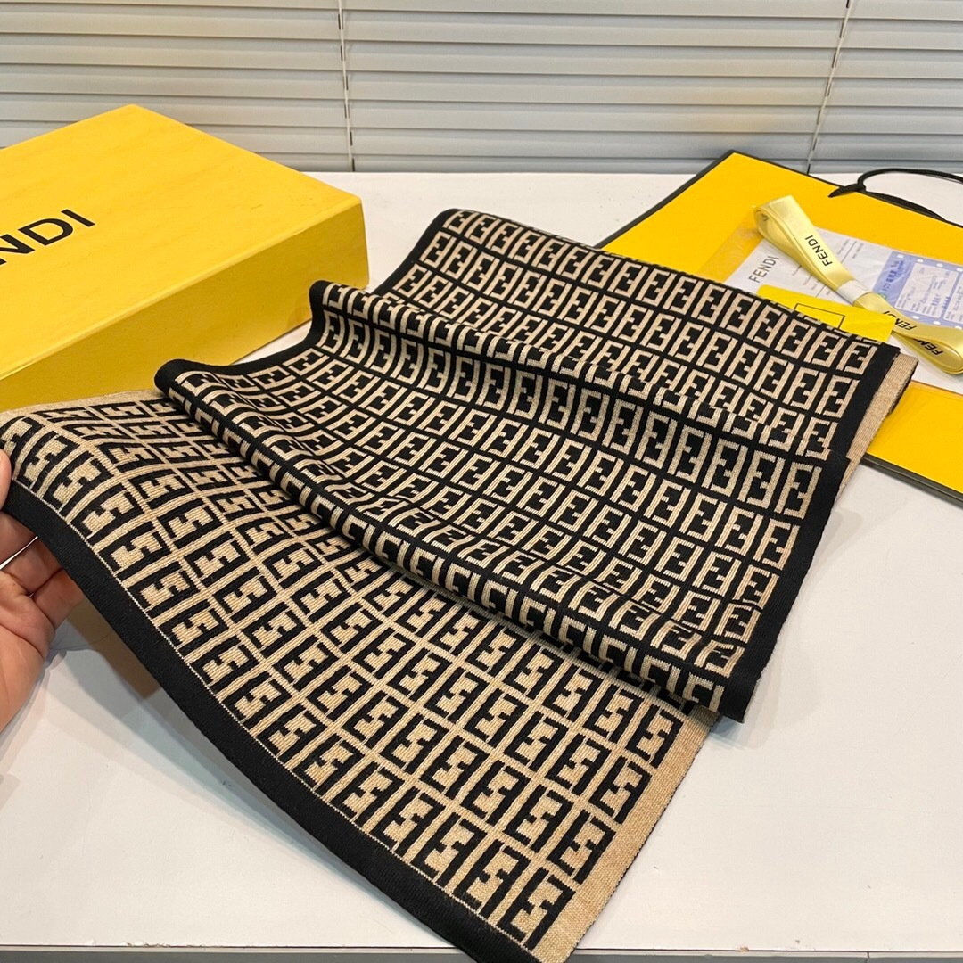 经典FF字母元素围巾，专柜也是刚上架的好玩意儿‼今年的芬迪也是起飞的架势，火的不要不要的，这款真真儿的正