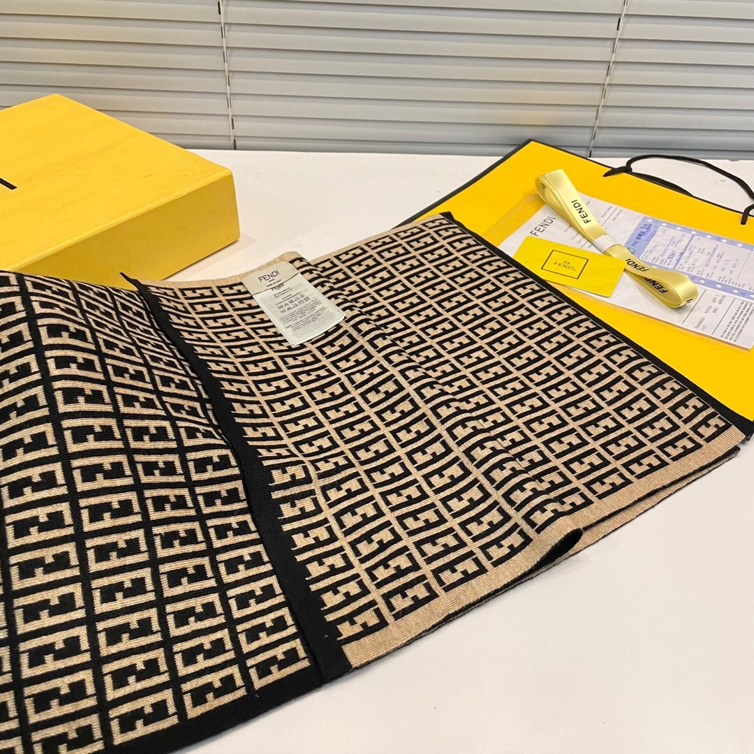 经典FF字母元素围巾，专柜也是刚上架的好玩意儿‼今年的芬迪也是起飞的架势，火的不要不要的，这款真真儿的正