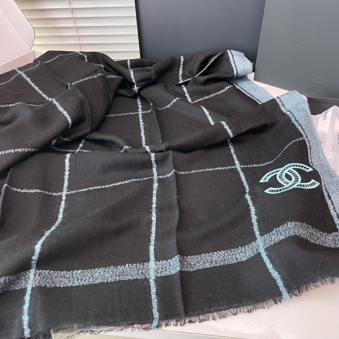 上新。香奈儿羊绒围巾💥手感好到爆👍品质一流的🎉真正的羊绒精品💥精湛绝伦的刺绣工艺和色彩搭配🎀让人眼前一亮