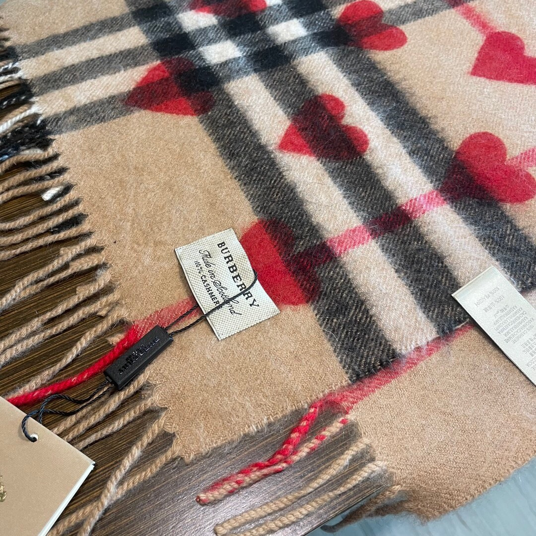 爆款来袭 ‼️巴宝莉情侣大爆款，超级可爱的经典桃心♥️羊绒围巾 又一款百年再设计的款式 经典时尚相结合 