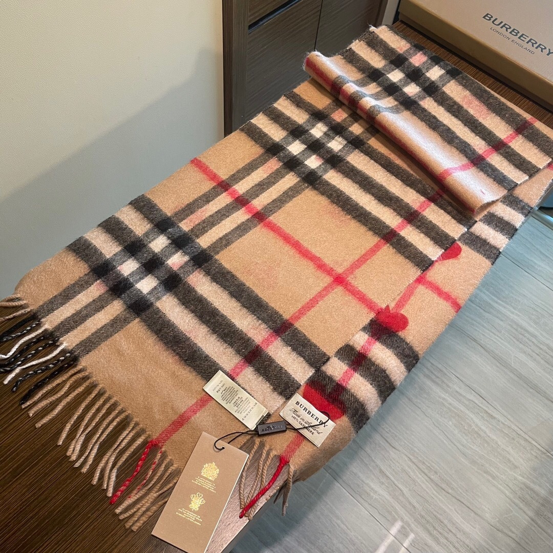 爆款来袭 ‼️巴宝莉情侣大爆款，超级可爱的经典桃心♥️羊绒围巾 又一款百年再设计的款式 经典时尚相结合 