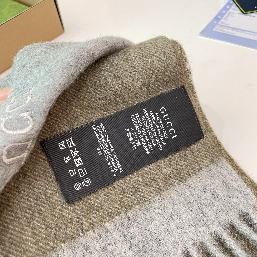 爆款到货古奇经典男女通用围巾👑柔和舒适的围巾带来今季最温暖贴心呵护❤️最顶级的品质❤️羊绒线织出漂亮精致