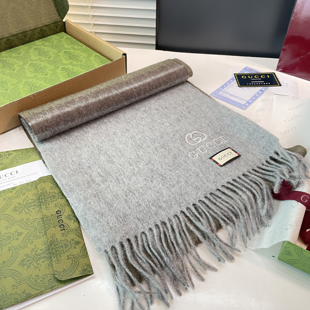 爆款到货古奇经典男女通用围巾👑柔和舒适的围巾带来今季最温暖贴心呵护❤️最顶级的品质❤️羊绒线织出漂亮精致