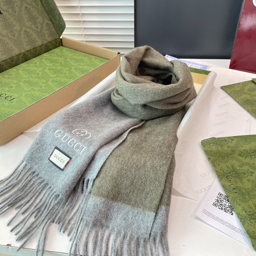 爆款到货古奇经典男女通用围巾👑柔和舒适的围巾带来今季最温暖贴心呵护❤️最顶级的品质❤️羊绒线织出漂亮精致