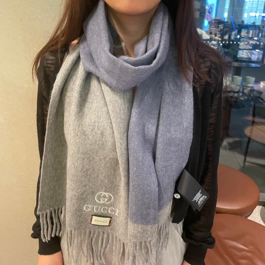 爆款到货古奇经典男女通用围巾👑柔和舒适的围巾带来今季最温暖贴心呵护❤️最顶级的品质❤️羊绒线织出漂亮精致