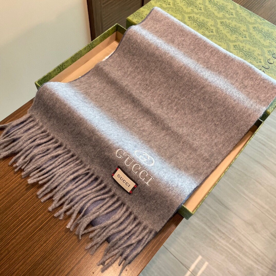 爆款到货古奇经典男女通用围巾👑柔和舒适的围巾带来今季最温暖贴心呵护❤️最顶级的品质❤️羊绒线织出漂亮精致