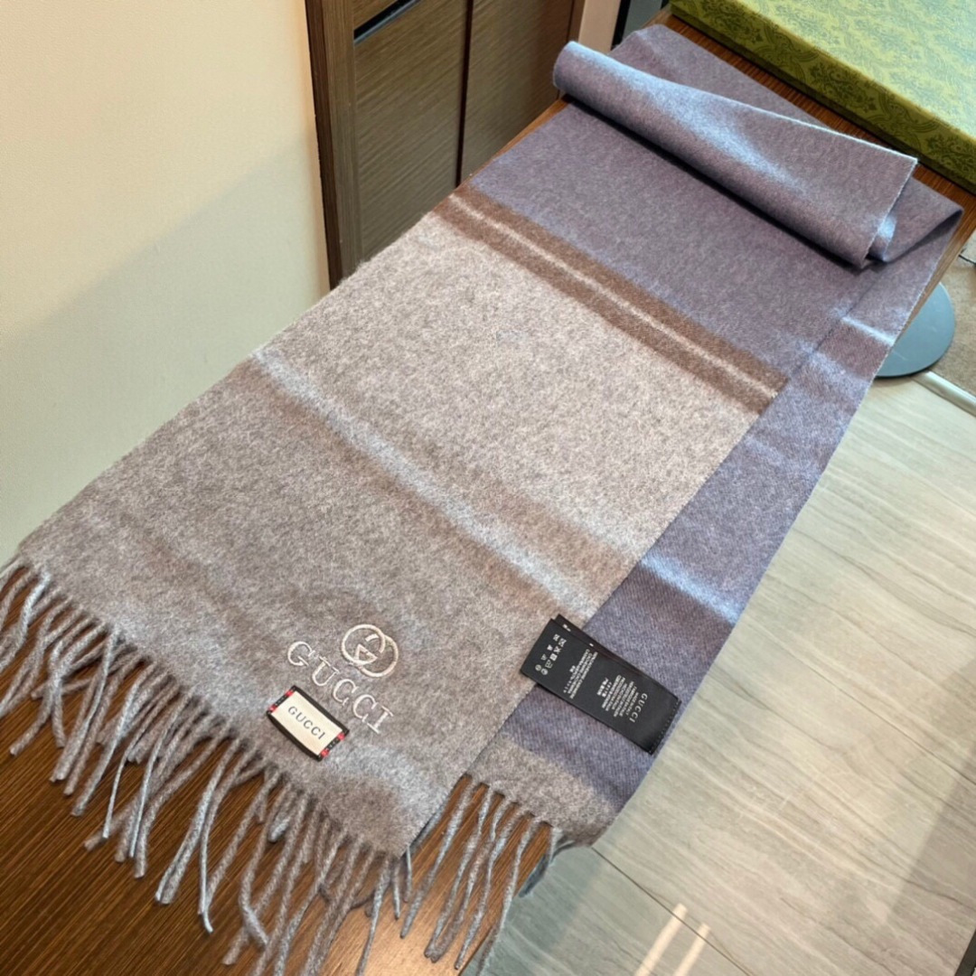 爆款到货古奇经典男女通用围巾👑柔和舒适的围巾带来今季最温暖贴心呵护❤️最顶级的品质❤️羊绒线织出漂亮精致