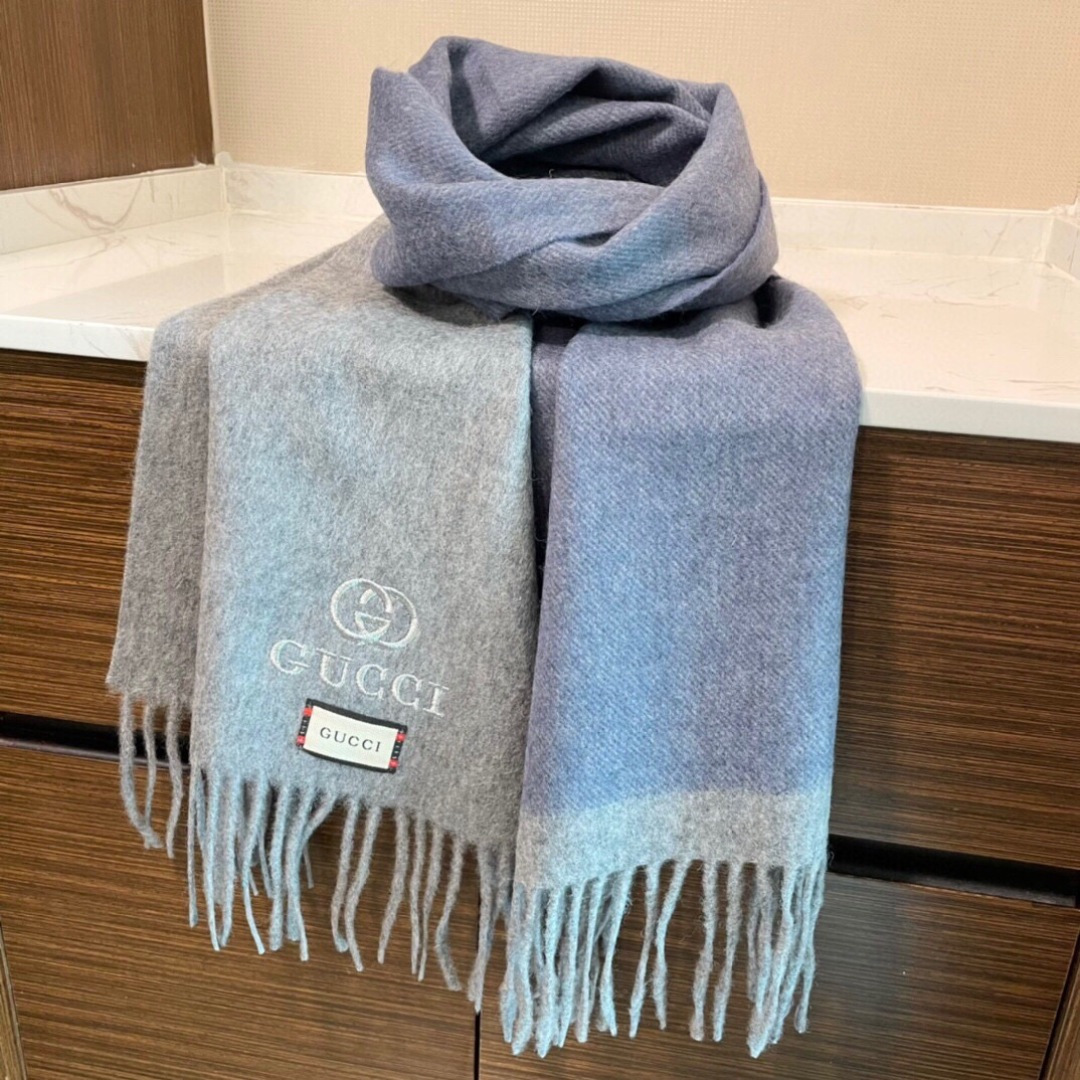 爆款到货古奇经典男女通用围巾👑柔和舒适的围巾带来今季最温暖贴心呵护❤️最顶级的品质❤️羊绒线织出漂亮精致