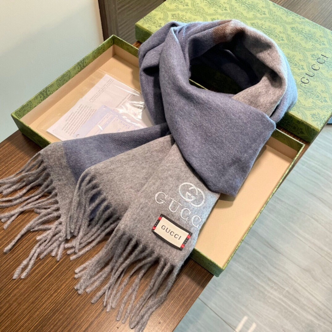 爆款到货古奇经典男女通用围巾👑柔和舒适的围巾带来今季最温暖贴心呵护❤️最顶级的品质❤️羊绒线织出漂亮精致