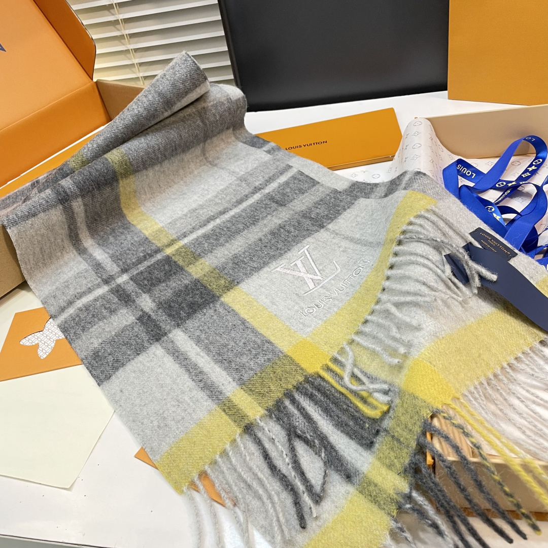 新款上市👏LV👏超级有品百搭的款，。绝对质量好到爆的超值❗️最新出口🇬🇧男女羊绒围巾.羊绒提花 手感细腻