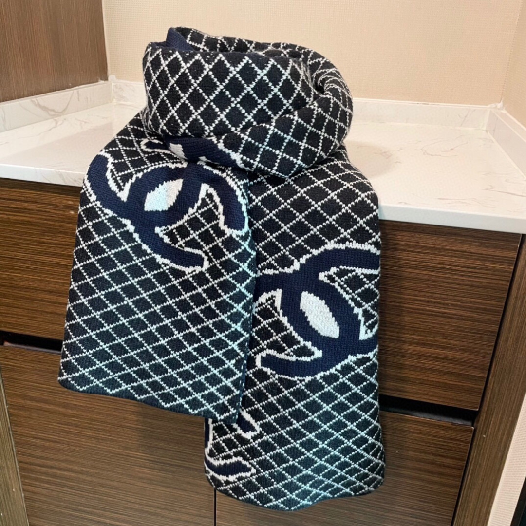 香奈儿针织双面围巾，顶级高端货👼👏绝美百搭款💋专柜限量哦‼️有钱都很难订到💛💙💜顶级山羊绒针织围巾，整条