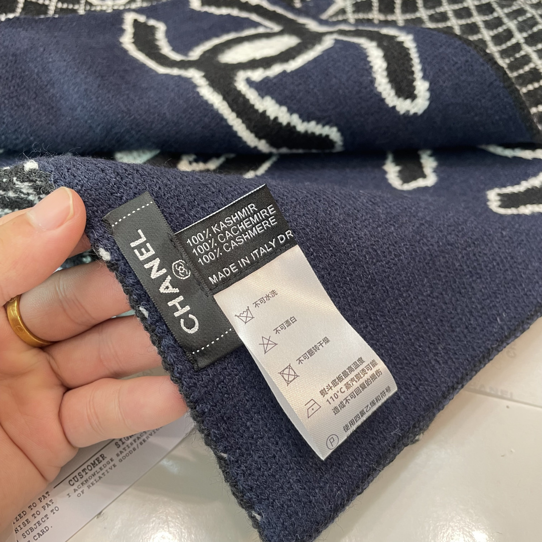 香奈儿针织双面围巾，顶级高端货👼👏绝美百搭款💋专柜限量哦‼️有钱都很难订到💛💙💜顶级山羊绒针织围巾，整条