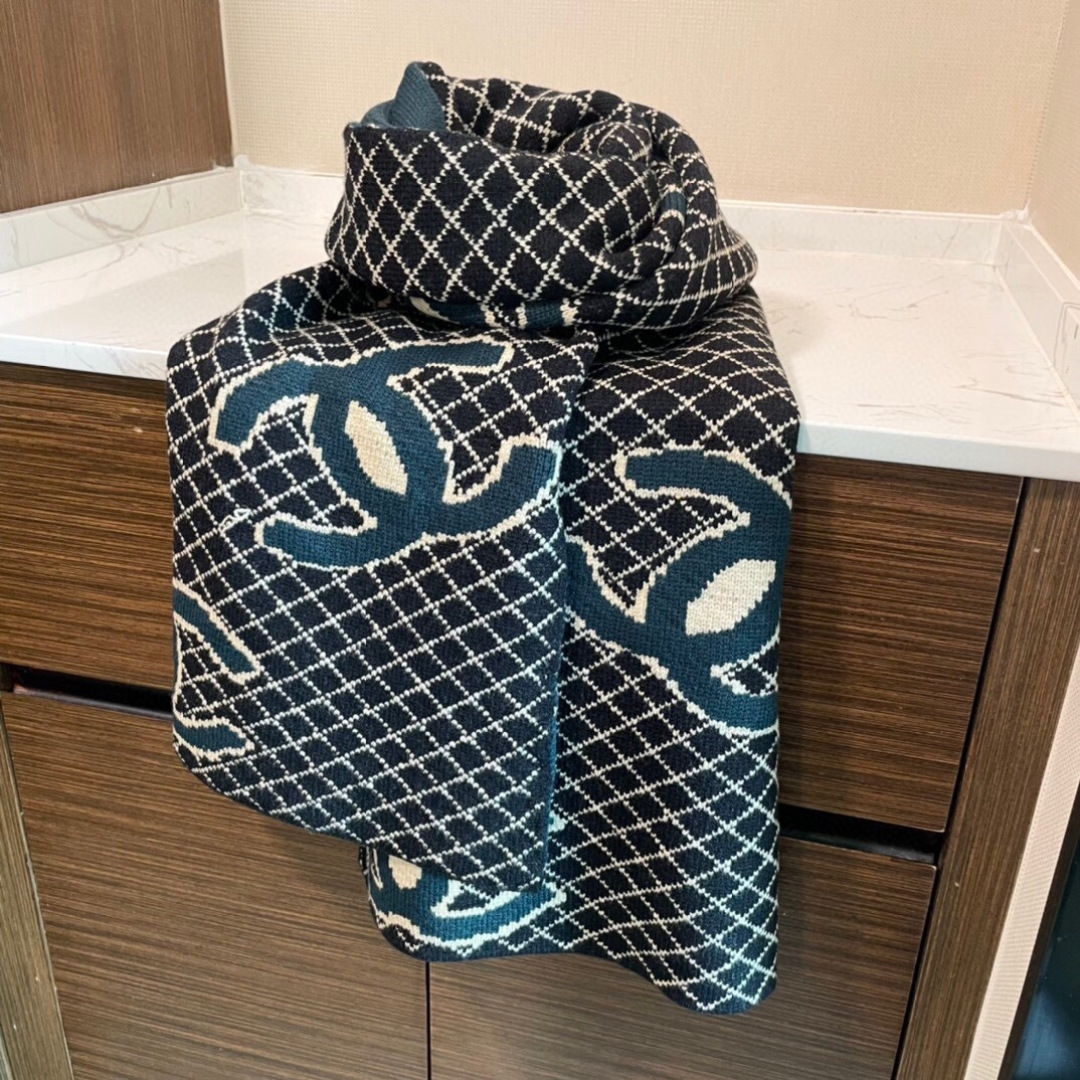 香奈儿针织双面围巾，顶级高端货👼👏绝美百搭款💋专柜限量哦‼️有钱都很难订到💛💙💜顶级山羊绒针织围巾，整条