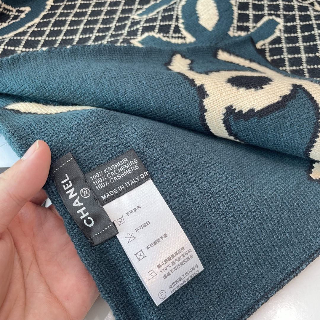 香奈儿针织双面围巾，顶级高端货👼👏绝美百搭款💋专柜限量哦‼️有钱都很难订到💛💙💜顶级山羊绒针织围巾，整条