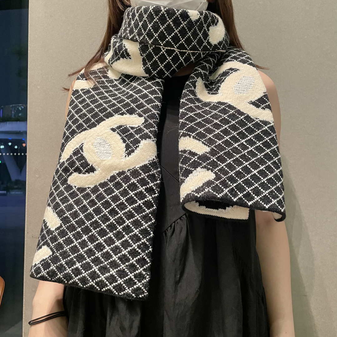 香奈儿针织双面围巾，顶级高端货👼👏绝美百搭款💋专柜限量哦‼️有钱都很难订到💛💙💜顶级山羊绒针织围巾，整条