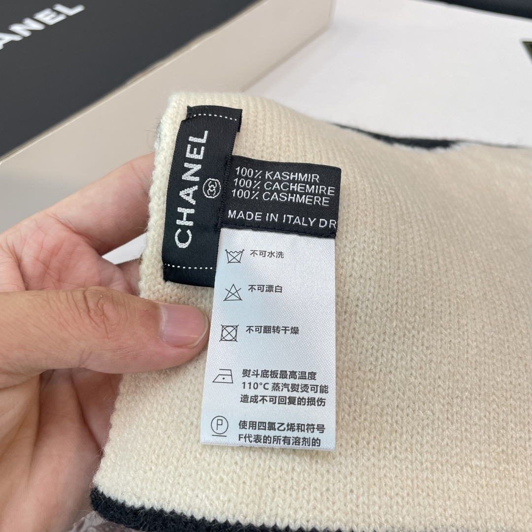 香奈儿针织双面围巾，顶级高端货👼👏绝美百搭款💋专柜限量哦‼️有钱都很难订到💛💙💜顶级山羊绒针织围巾，整条