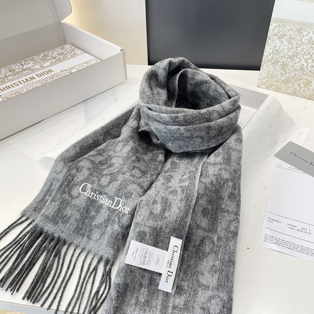 迪奥（Dior）明星同款dd围巾。经典款永远不会过时，而且超百搭。超级好看！！果断自留！精致散须 率真不