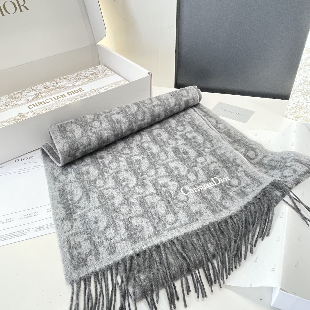 迪奥（Dior）明星同款dd围巾。经典款永远不会过时，而且超百搭。超级好看！！果断自留！精致散须 率真不