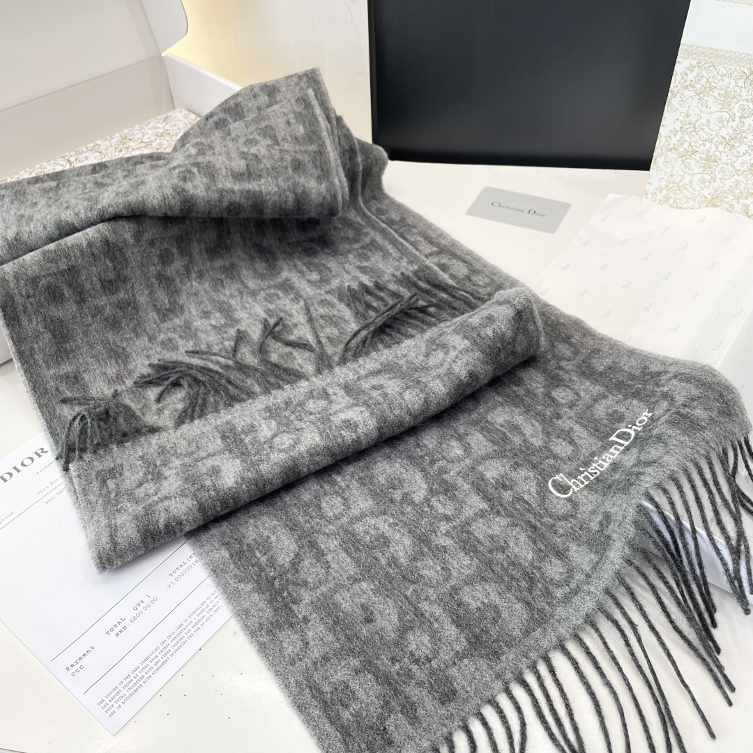 迪奥（Dior）明星同款dd围巾。经典款永远不会过时，而且超百搭。超级好看！！果断自留！精致散须 率真不