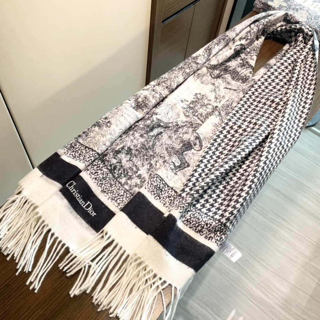【DIOR 迪奥动物元素流苏长巾】尺寸:70×200CM材质:100%山羊绒爆款，专柜最新款式 双面羊绒