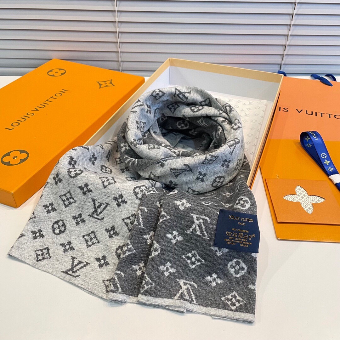怒推走量新款🎊重磅推荐🎊LV官网最新款💥 针织羊绒材质。非常保暖👑 柔软亲肤，不扎脖😍经典素色围巾设计😘