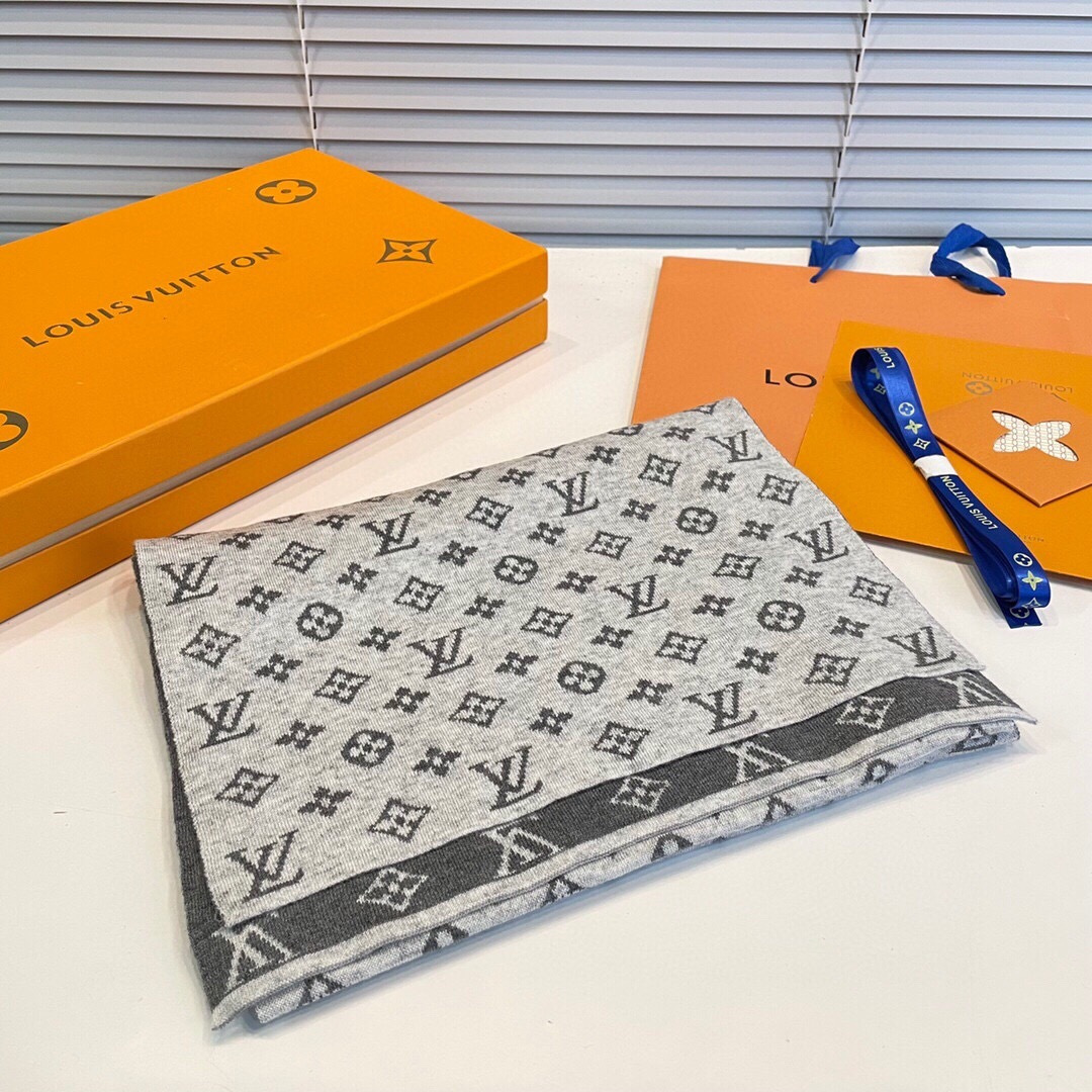 怒推走量新款🎊重磅推荐🎊LV官网最新款💥 针织羊绒材质。非常保暖👑 柔软亲肤，不扎脖😍经典素色围巾设计😘