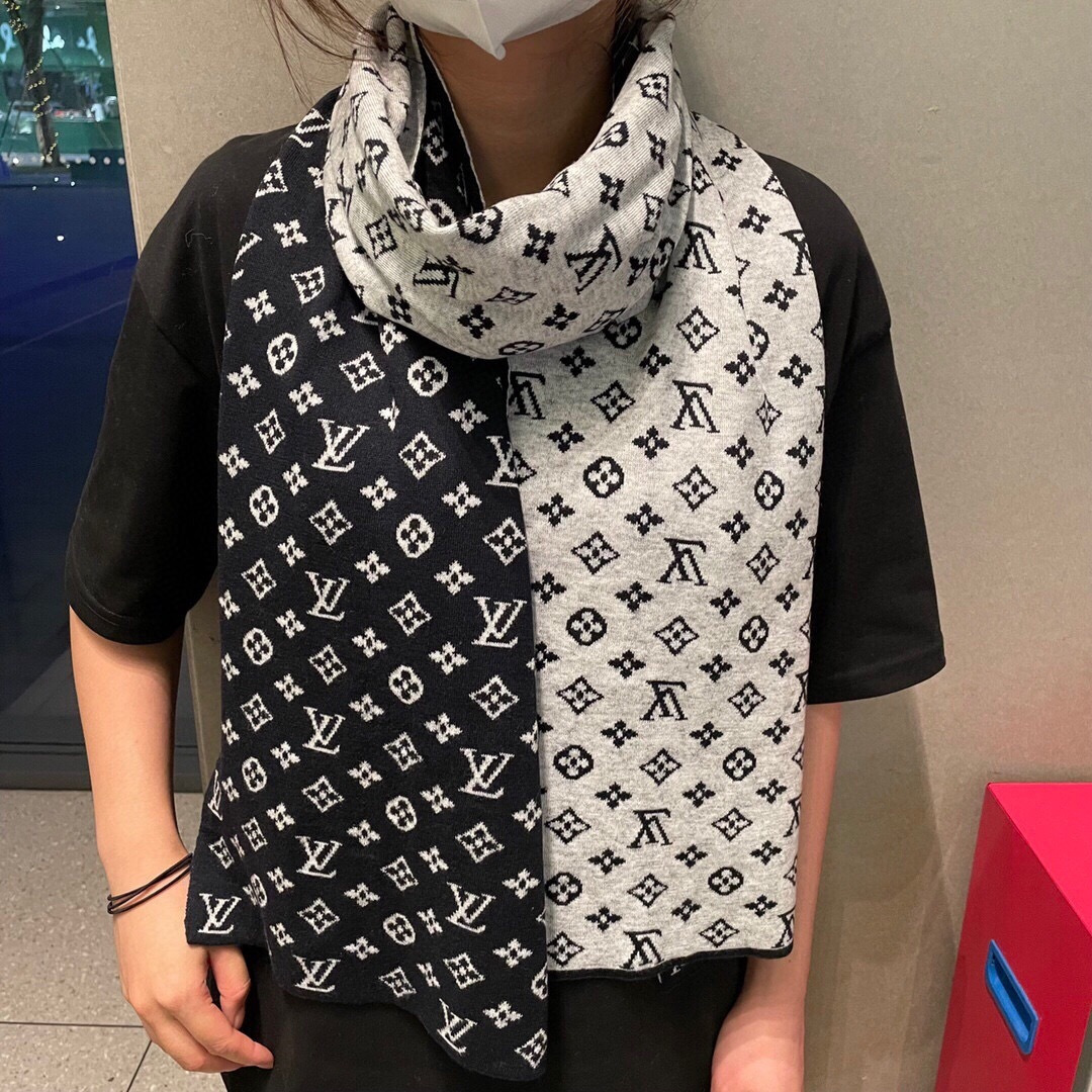 怒推走量新款🎊重磅推荐🎊LV官网最新款💥 针织羊绒材质。非常保暖👑 柔软亲肤，不扎脖😍经典素色围巾设计😘