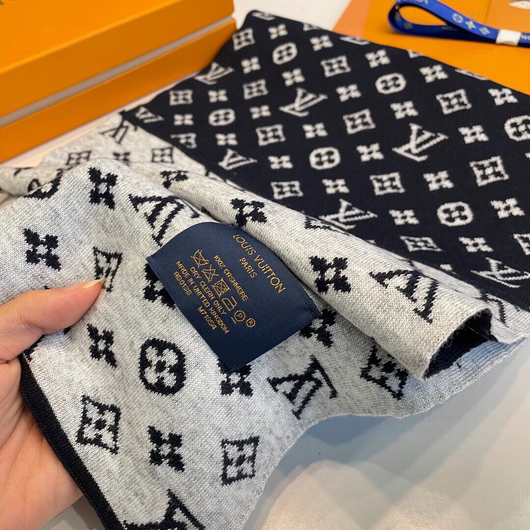 怒推走量新款🎊重磅推荐🎊LV官网最新款💥 针织羊绒材质。非常保暖👑 柔软亲肤，不扎脖😍经典素色围巾设计😘