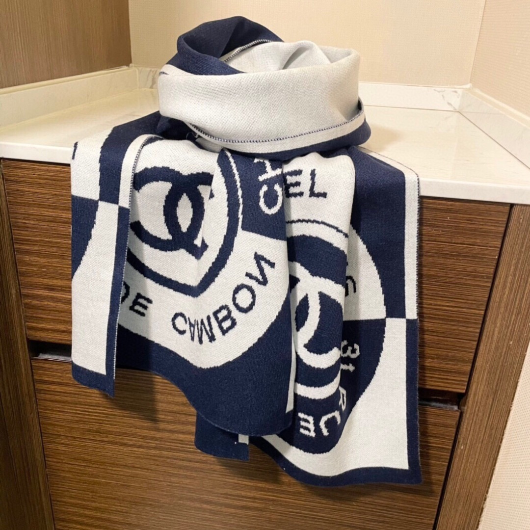 上新。香奈儿几何针织羊绒围巾💥手感好到爆👍品质一流的🎉真正的羊绒精品💥精湛绝伦的刺绣工艺和色彩搭配🎀让人