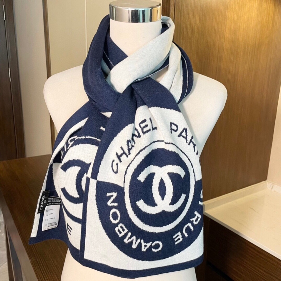 上新。香奈儿几何针织羊绒围巾💥手感好到爆👍品质一流的🎉真正的羊绒精品💥精湛绝伦的刺绣工艺和色彩搭配🎀让人