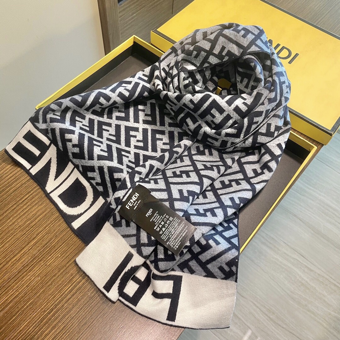 经典FF字母元素围巾，专柜也是刚上架的好玩意儿‼今年的芬迪也是起飞的架势，火的不要不要的，这款真真儿的正