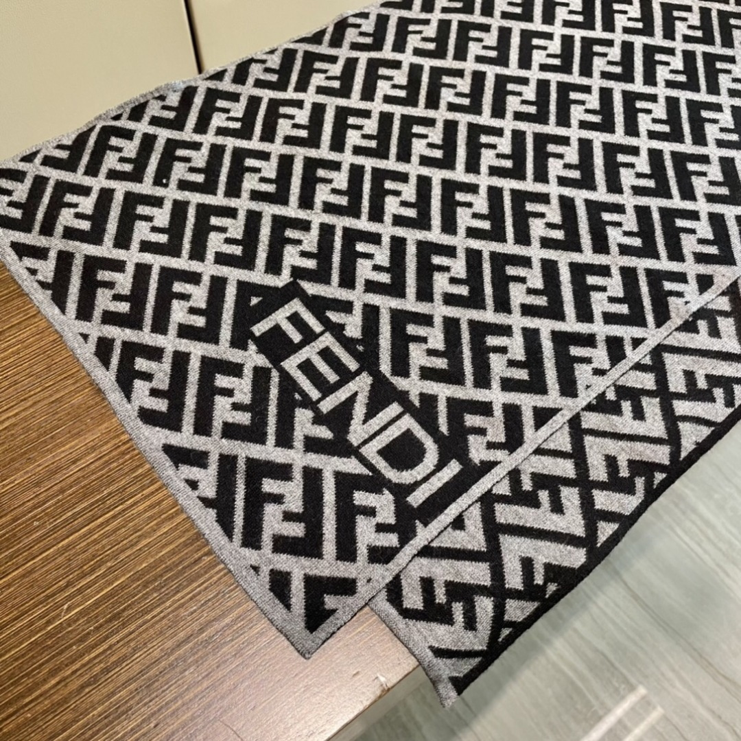 经典FF字母元素围巾，专柜也是刚上架的好玩意儿‼今年的芬迪也是起飞的架势，火的不要不要的，这款真真儿的正