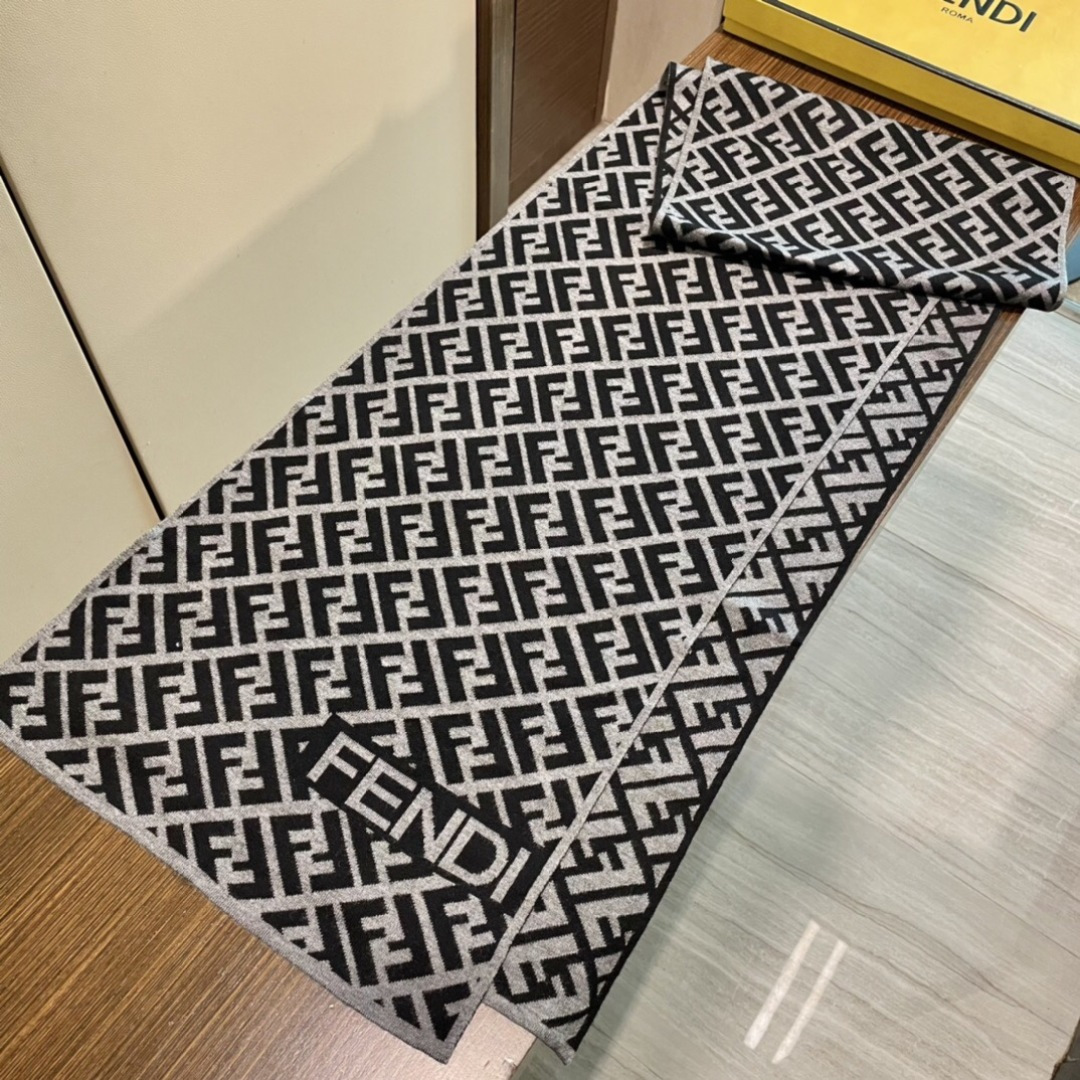经典FF字母元素围巾，专柜也是刚上架的好玩意儿‼今年的芬迪也是起飞的架势，火的不要不要的，这款真真儿的正