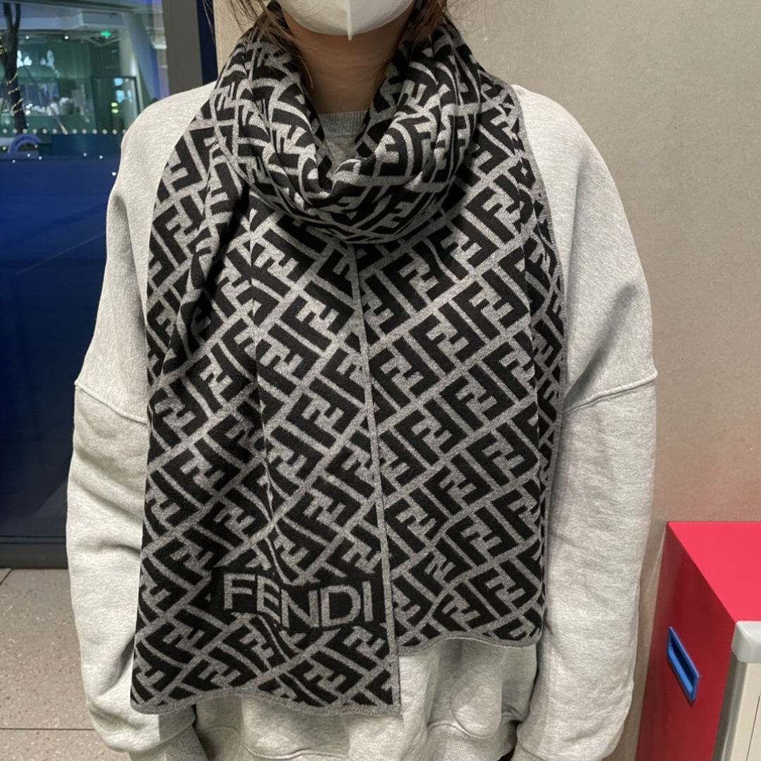 经典FF字母元素围巾，专柜也是刚上架的好玩意儿‼今年的芬迪也是起飞的架势，火的不要不要的，这款真真儿的正
