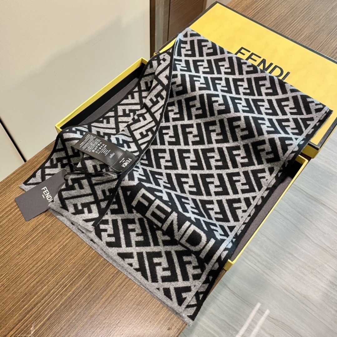 经典FF字母元素围巾，专柜也是刚上架的好玩意儿‼今年的芬迪也是起飞的架势，火的不要不要的，这款真真儿的正