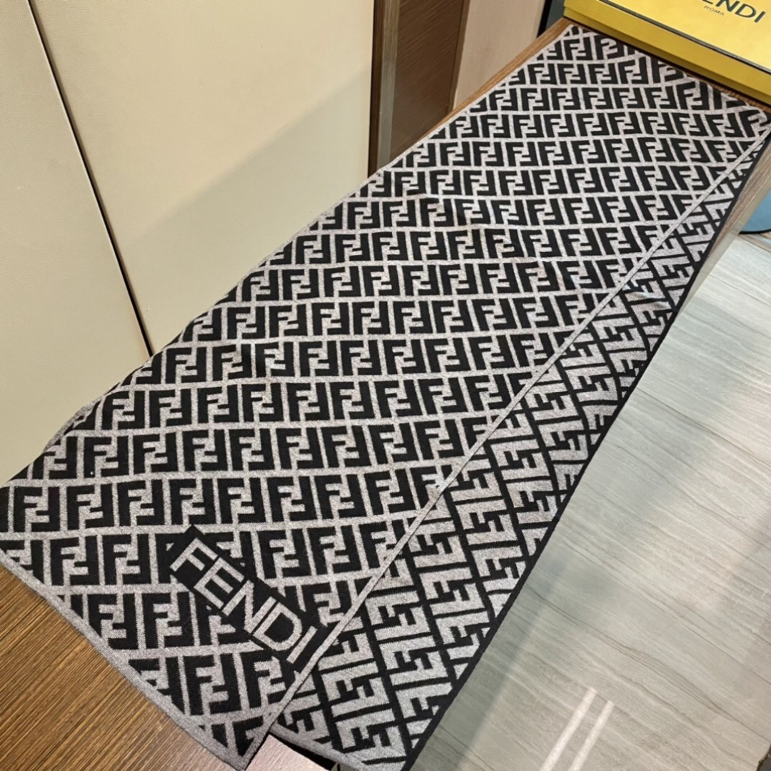 经典FF字母元素围巾，专柜也是刚上架的好玩意儿‼今年的芬迪也是起飞的架势，火的不要不要的，这款真真儿的正