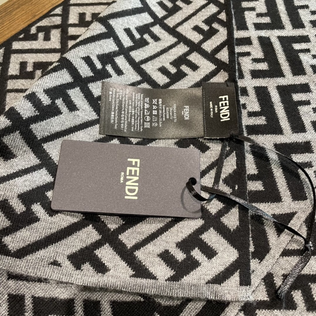 经典FF字母元素围巾，专柜也是刚上架的好玩意儿‼今年的芬迪也是起飞的架势，火的不要不要的，这款真真儿的正