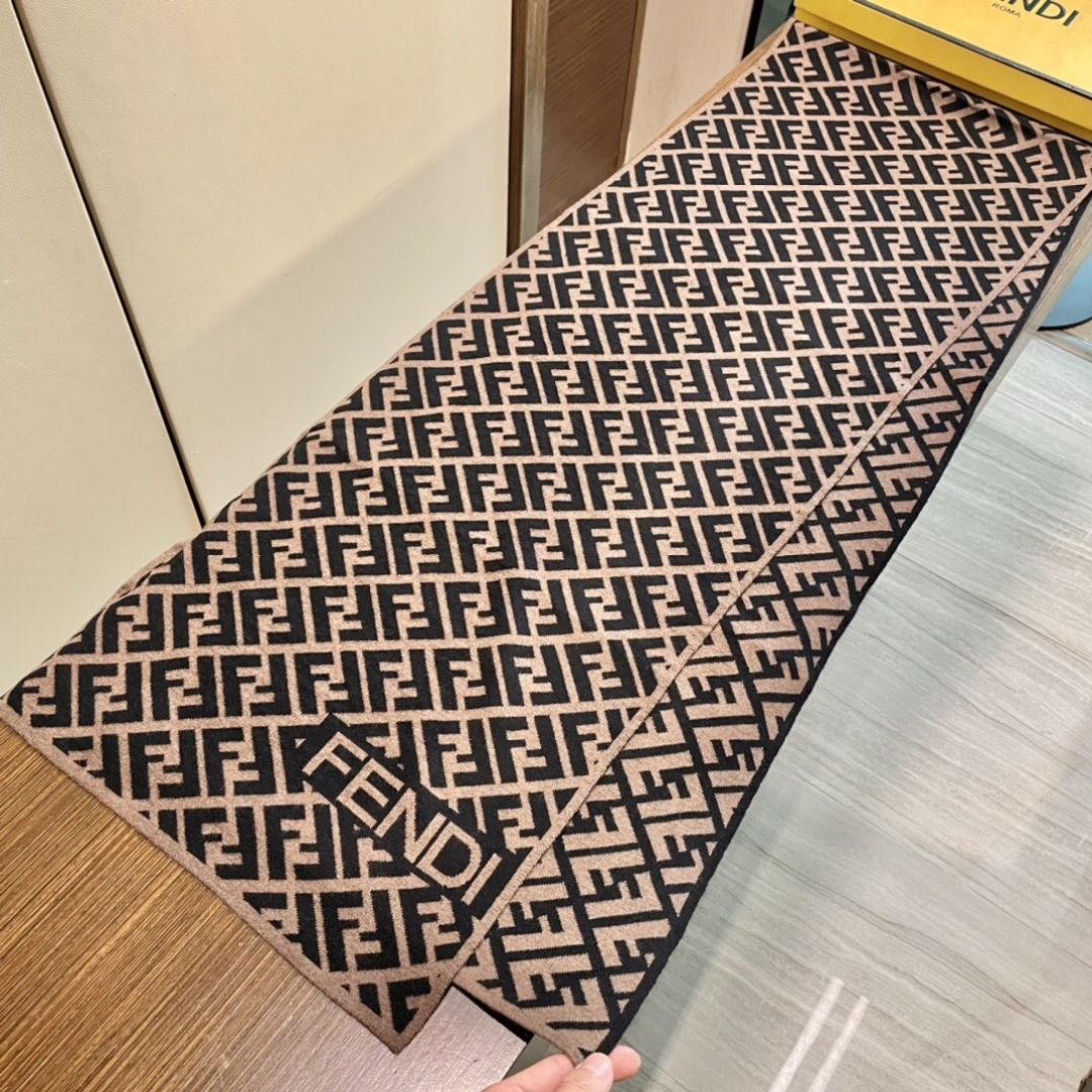 经典FF字母元素围巾，专柜也是刚上架的好玩意儿‼今年的芬迪也是起飞的架势，火的不要不要的，这款真真儿的正