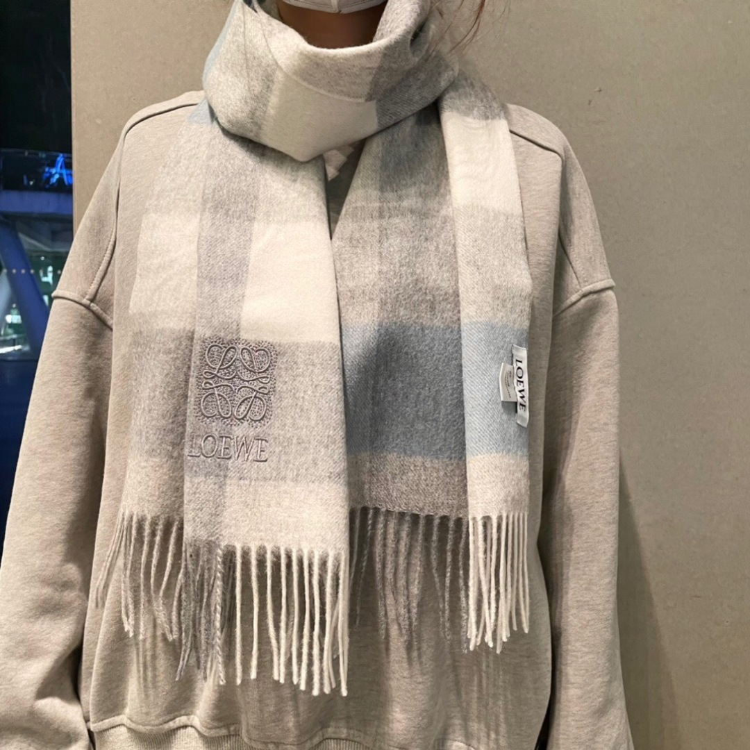 难得的高端家属福利‼️LOEWE刺绣🪡非常正的围巾~面料大爱，非常柔软细腻舒服‼️大气简约，超级好看的男