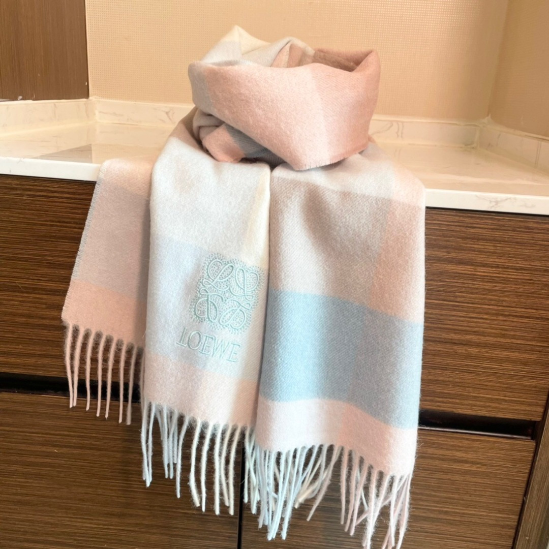难得的高端家属福利‼️LOEWE刺绣🪡非常正的围巾~面料大爱，非常柔软细腻舒服‼️大气简约，超级好看的男