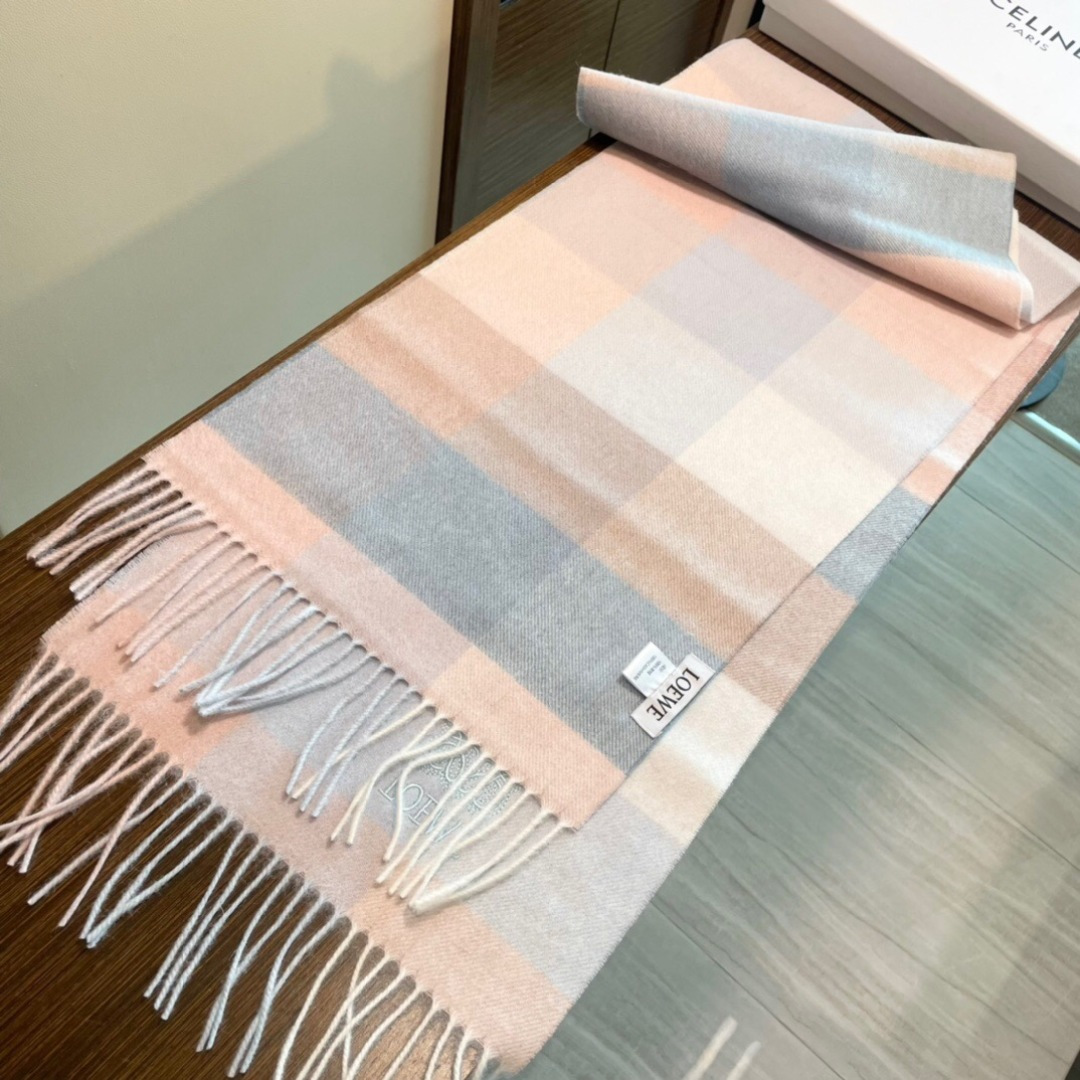 难得的高端家属福利‼️LOEWE刺绣🪡非常正的围巾~面料大爱，非常柔软细腻舒服‼️大气简约，超级好看的男