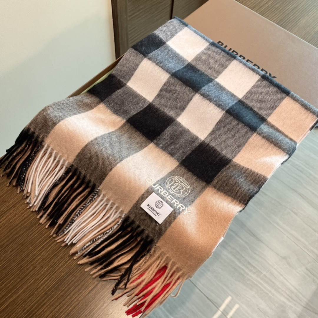 高端好品质 市场质量不一样 爆款上新 情侣款👍👍巴宝利披肩 独家牛货🐂 奢华尽在尺寸之间，高端品质‼️具