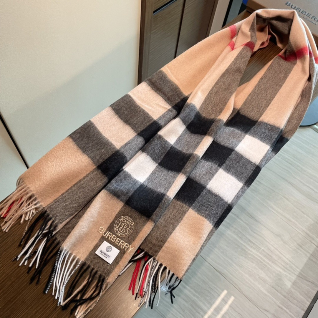 高端好品质 市场质量不一样 爆款上新 情侣款👍👍巴宝利披肩 独家牛货🐂 奢华尽在尺寸之间，高端品质‼️具