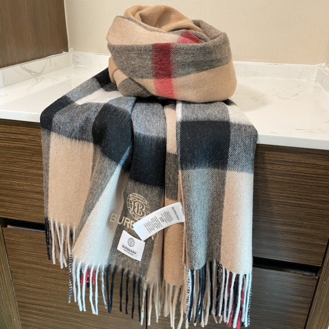 高端好品质 市场质量不一样 爆款上新 情侣款👍👍巴宝利披肩 独家牛货🐂 奢华尽在尺寸之间，高端品质‼️具